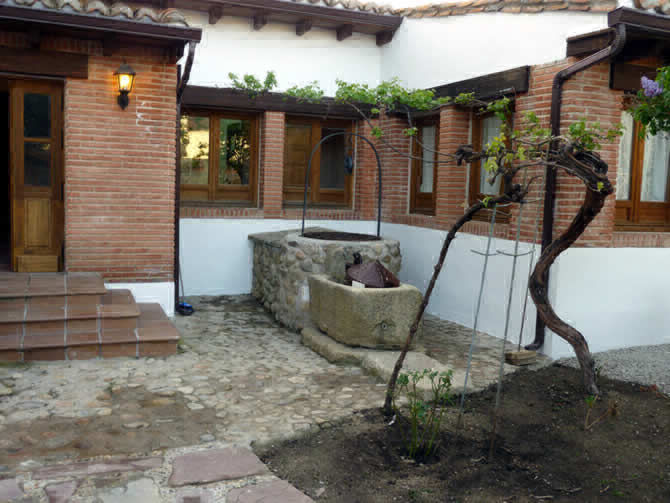 Hotel con terraza y jardín