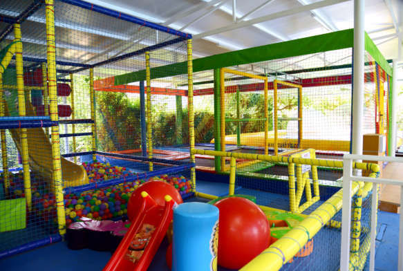 Piscina Infantil y zona de juegos para niños y niñas