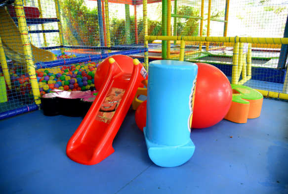 Piscina Infantil y zona de juegos para niños y niñas